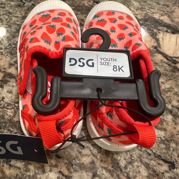*brand new with tags* Strawberry Print Kids Water Shoes - Rubber sole - Picture 2 of 6